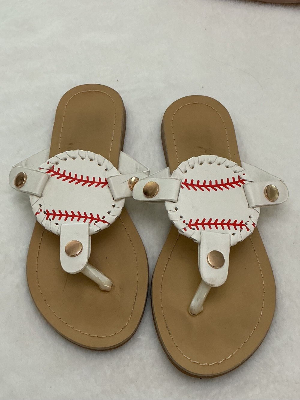 SHEIN White Baseball-Stitch Toe-Post Sandals with Tan Footbed